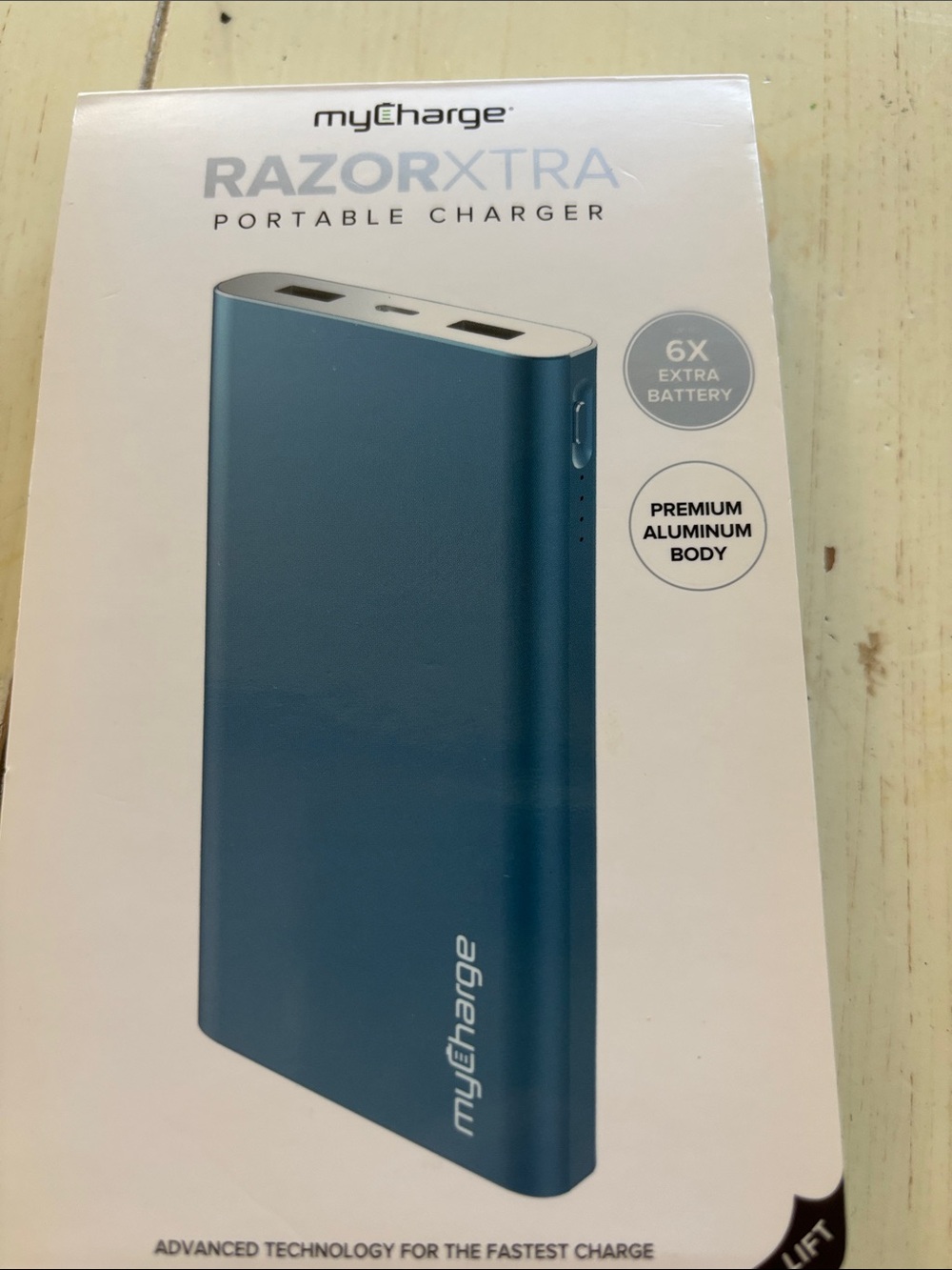 Razor Portable Charger in Metallic Blue